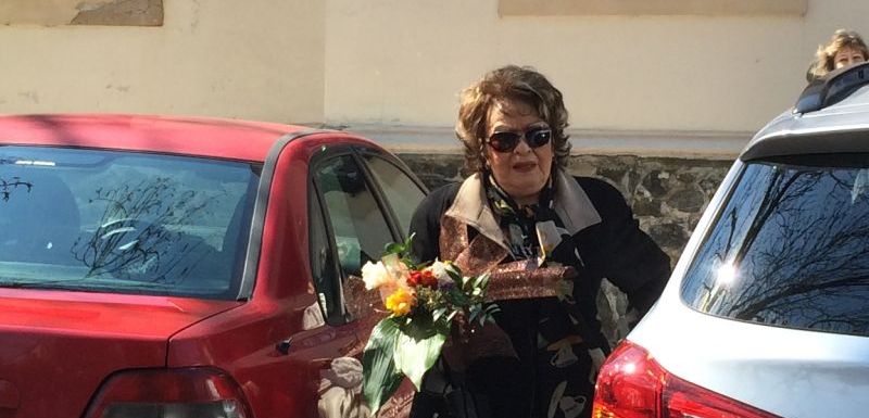 Jiřina Bohdalová dorazila na pohřeb s krásnou kyticí.