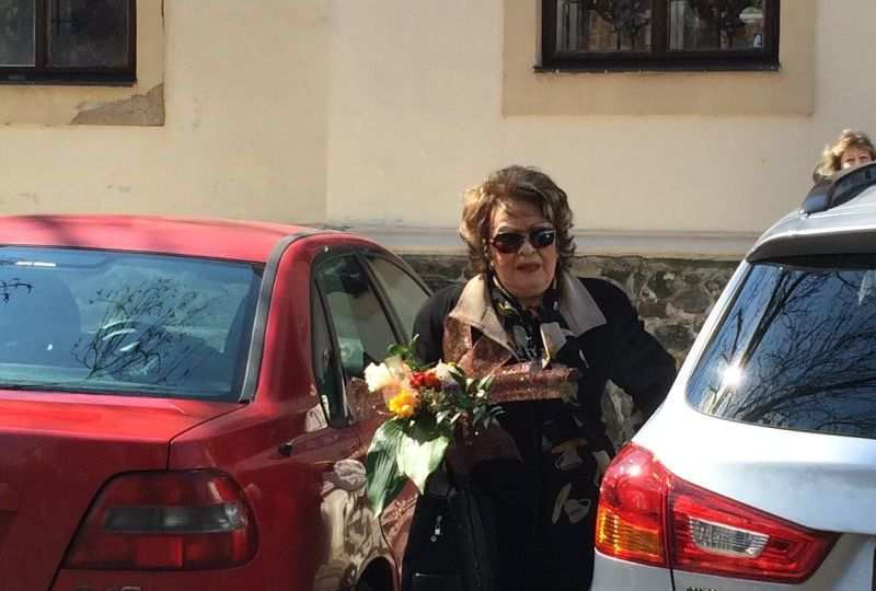 Jiřina Bohdalová dorazila na pohřeb s krásnou kyticí.