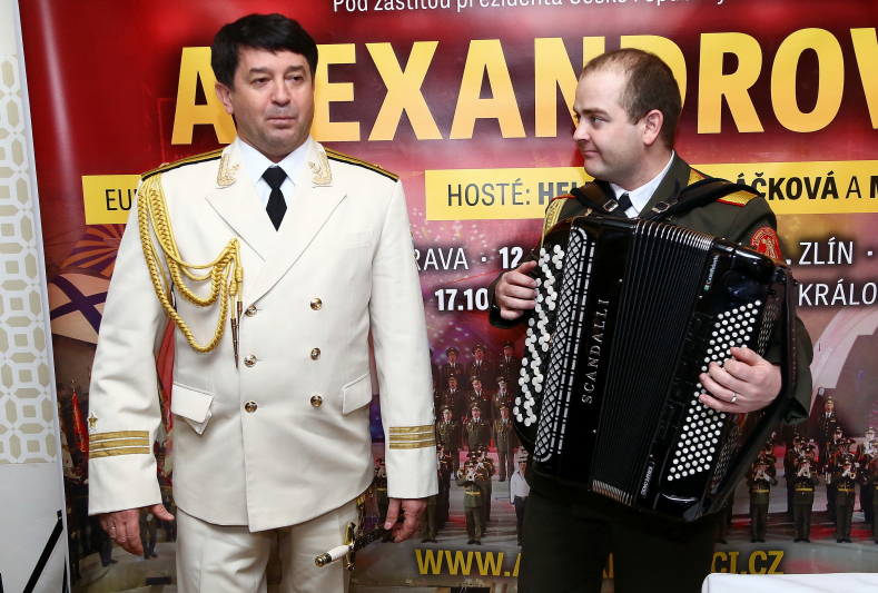 Vadim Ananěv s jedním z harmonikářů zapěl na tiskové konferenci. 