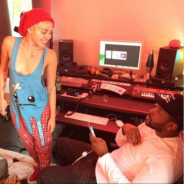 Miley těžce pracující ve studiu.