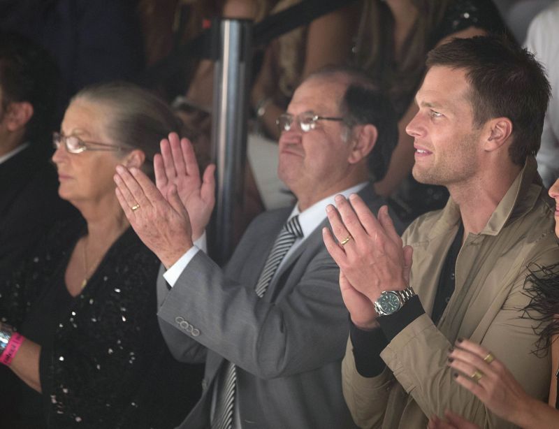 Nechyběl ani její manžel (vpravo) Tom Brady, ani rodiče.
