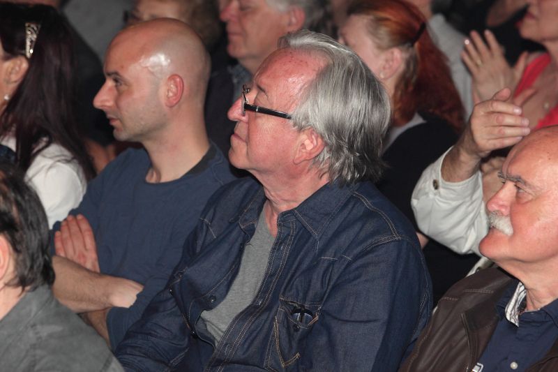 Na koncert se přišel podívat i herec Jiří Lábus. Celou dobu seděl v hledišti.