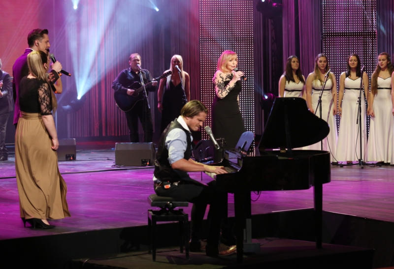 Během večera zpěvačka zazpívala za doprovodu klavíru v podání Ondřeje Brzobohatého.