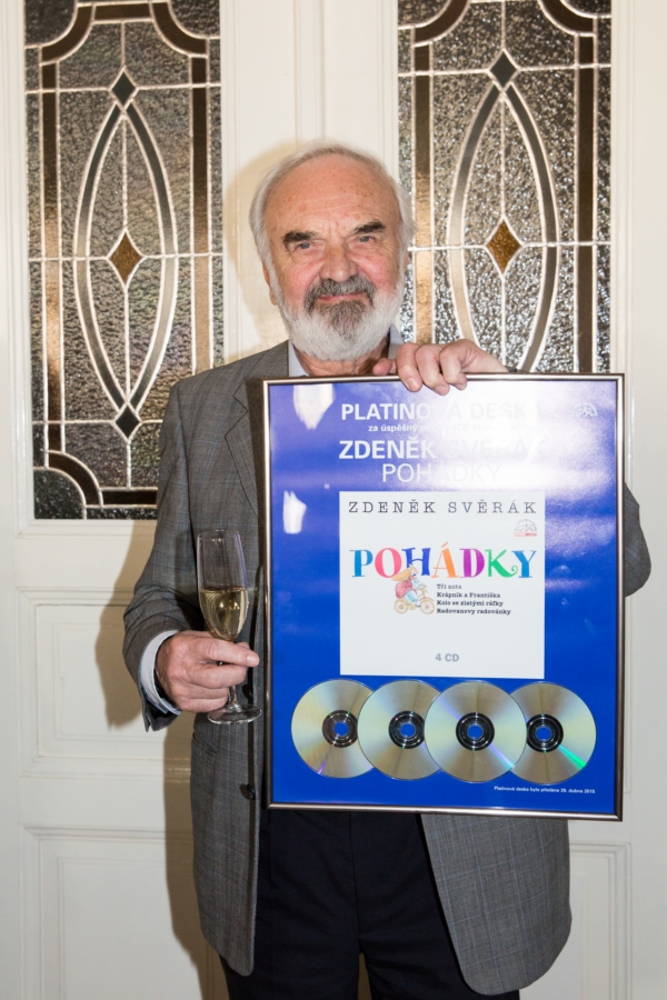 Zdeněk na křtu nového CD povídek dostal i platinovou desku.