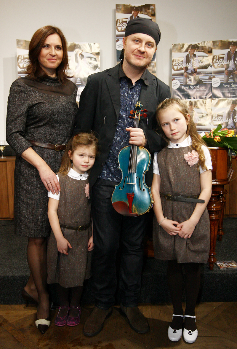 Herečka má s houslistou dvě dcery.