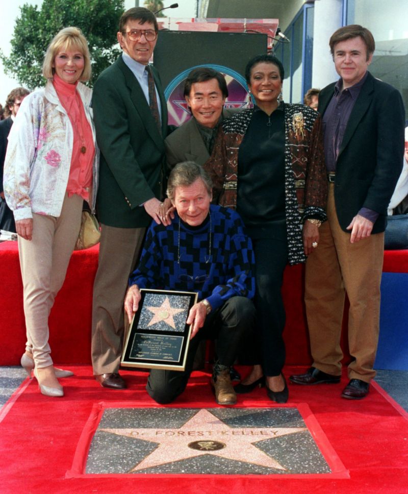 Se svými kolegy ze Star Treku (zleva): Grace Lee Whitneyová, Leonard Nimoy, George Takei, Michelle Nicholsová, Walter Koenig a DeForest Kelley.