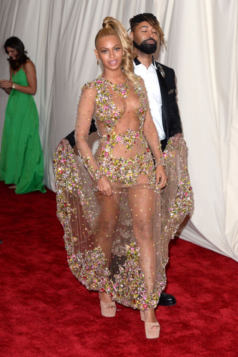 Beyoncé dorazila oblečená neoblečená.