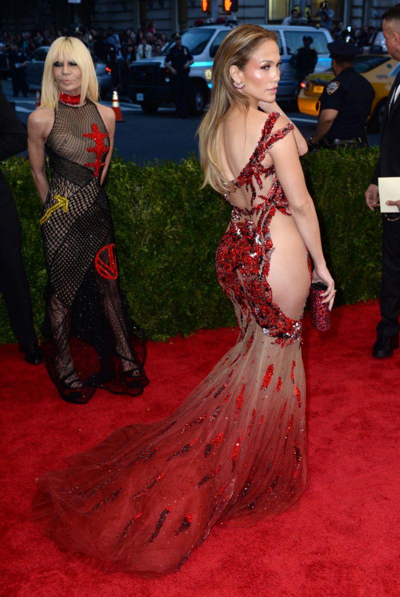 U Jennifer Lopezové byste spodní prádlo hledali marně. V pozadí sledovala svůj výtvor Donatella Versace.