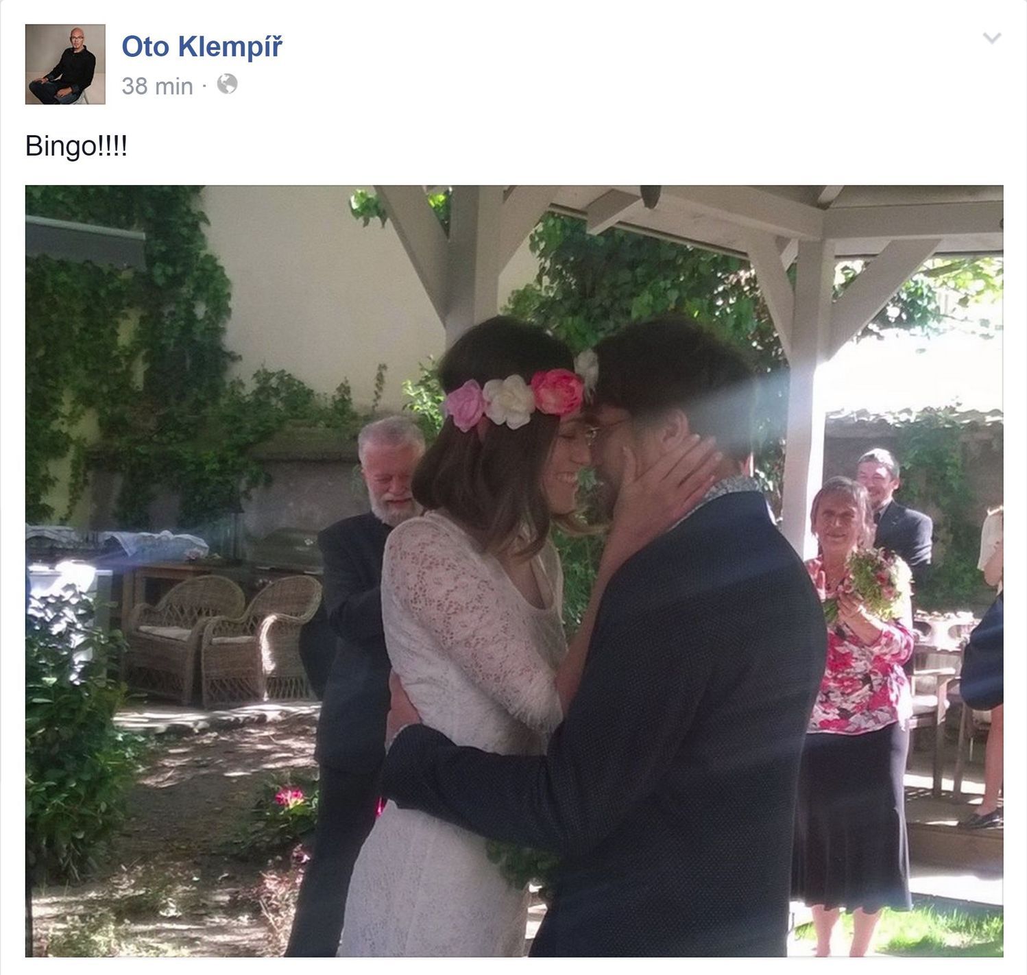 Svatbu zamilovaného páru "provařil" na facebooku jeden z jejich přátel.