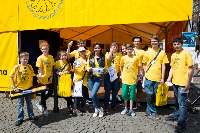 Dobrovolníci Ligy boje proti rakovině poznáte podle žlutých triček.