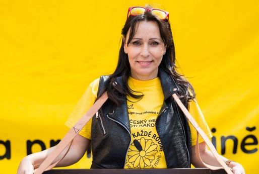 Heidi Janků prodávala žluté kytičky na podporu boje s rakovinou. 