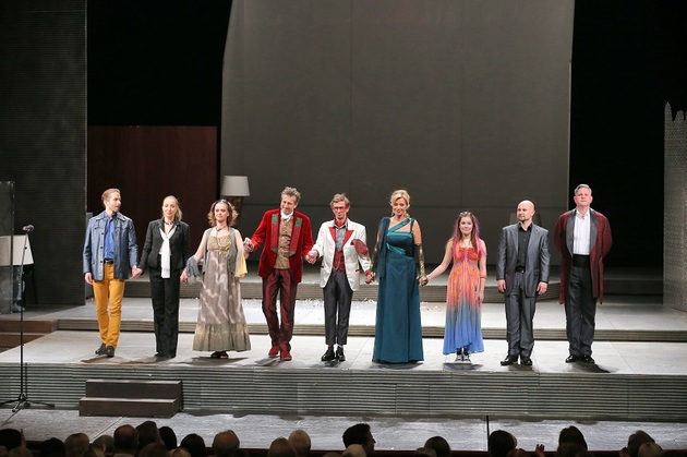 Během závěrečné děkovačky aplaudovalo celé Vinohradské divadlo.