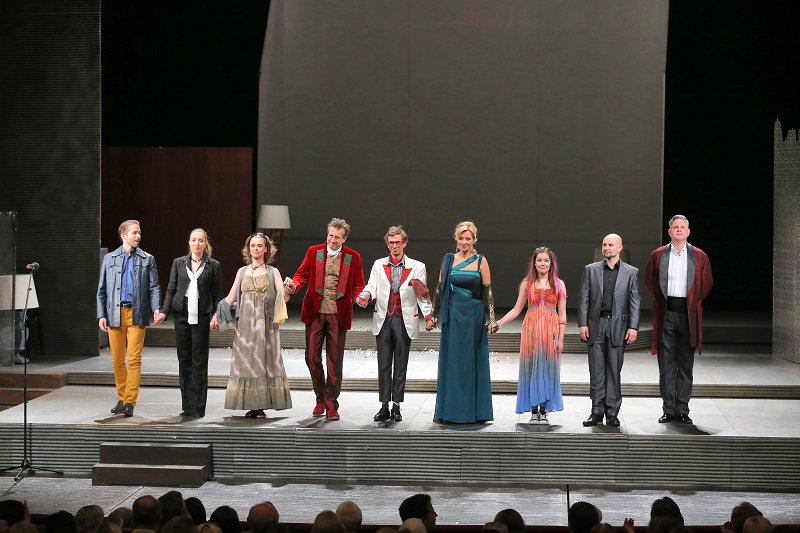 Během závěrečné děkovačky aplaudovalo celé Vinohradské divadlo.