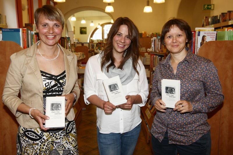 Křtu knihy se zúčastnila (zleva) Radka Rubilina, Aneta Langerová a Marta Nováková.