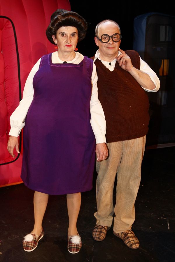 V nové divadelní komedii hraje Klepl s herečkou Evou Holubovou. Ta je na jevišti jeho svéráznou manželkou.