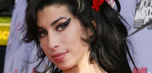 Za smrt Amy Winehouseové mohl alkohol.