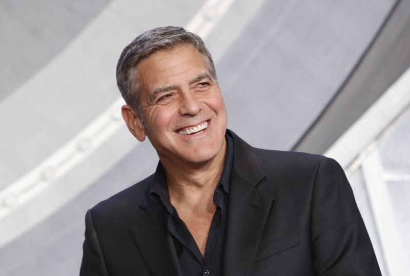 George Clooney a jeho přirozený úsměv.