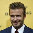 David Beckham učí svou dceru hrát fotbal.