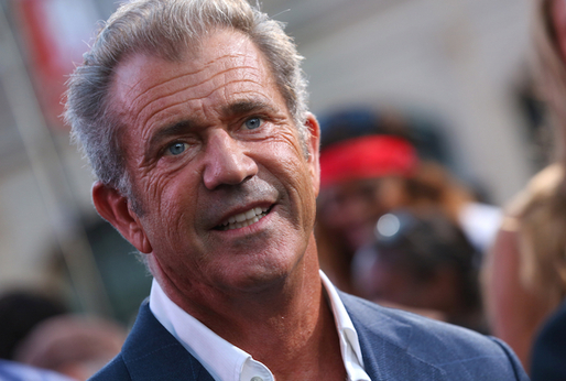 Mel Gibson se vrací k soudu.