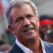 Mel Gibson se vrací k soudu.