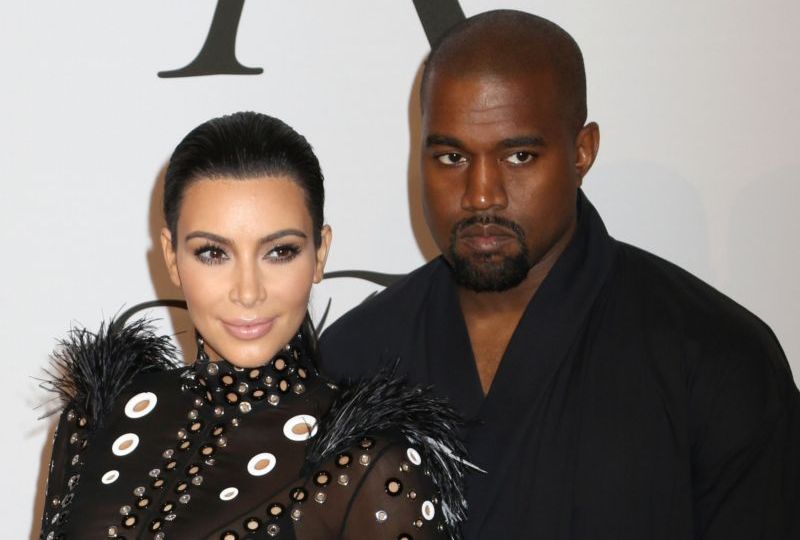 Kim Kardashianová a Kanye West čekají druhé dítě a mění zásady.