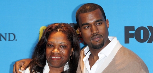 Kanye se svou matkou Dondou v roce 2005.