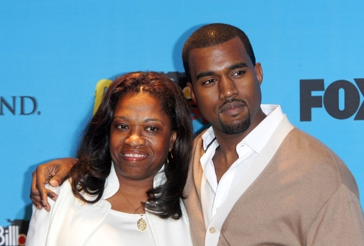 Kanye se svou matkou Dondou v roce 2005.