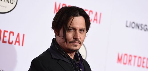 Johnny Depp se zbavuje majetku. 