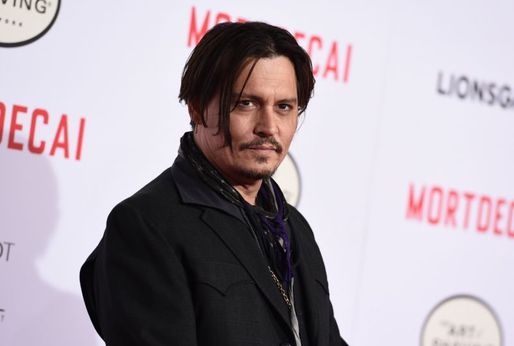 Johnny Depp se zbavuje majetku. 