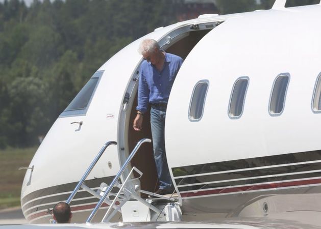 Richard Gere konečně vystupuje ze svého letadla.