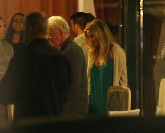 Richard Gere a Alejandra Silva odchází na hotelový pokoj. 