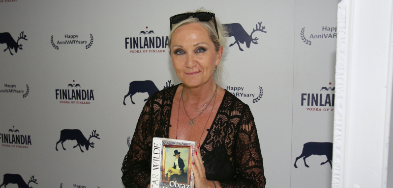 Bára Basiková se svou oblíbenou knížkou. 