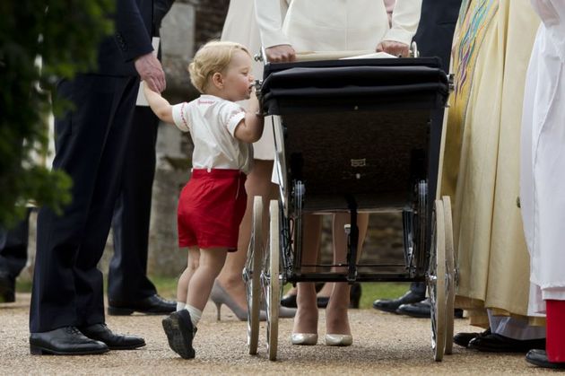 Prince George zvědavě nakukuje do kočárku.