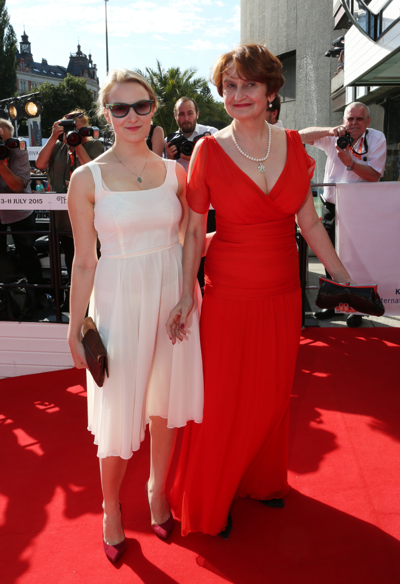 Eva Holubová s dcerou Karolínou na červeném koberci zářily. 