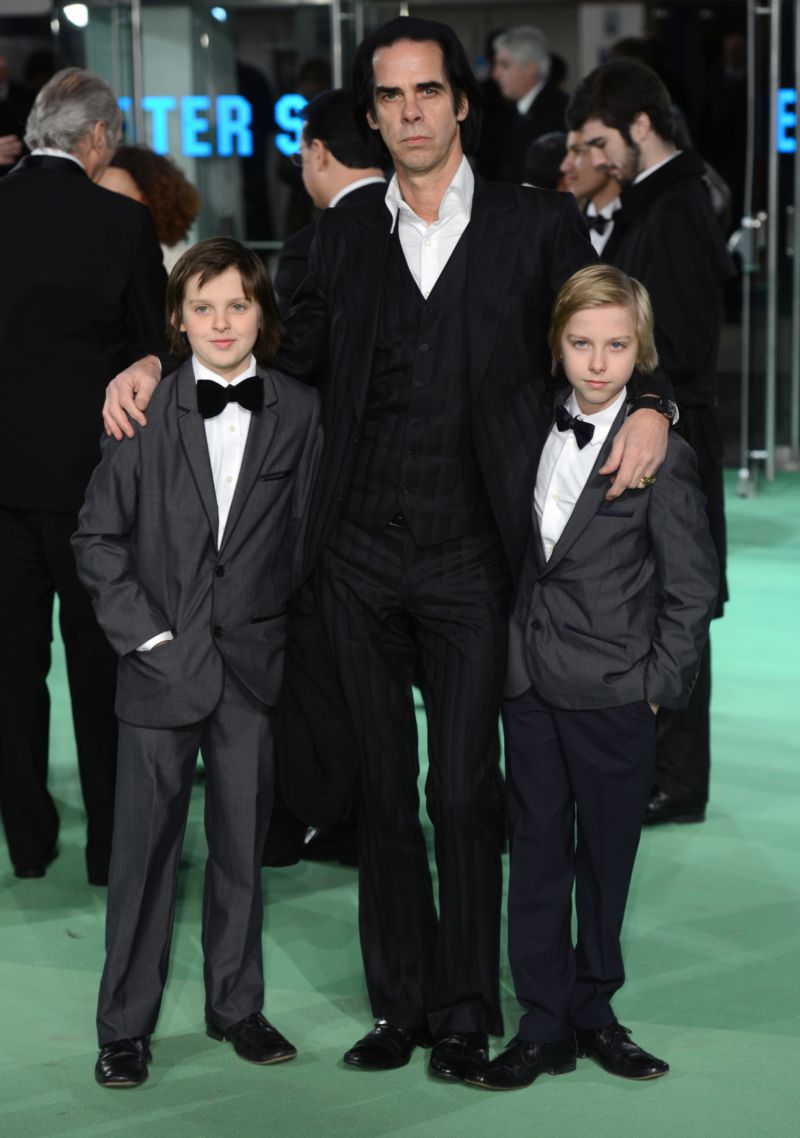 Nick se svými syny Earlem (vlevo) a Arthurem (vpravo), který tragicky zahynul.