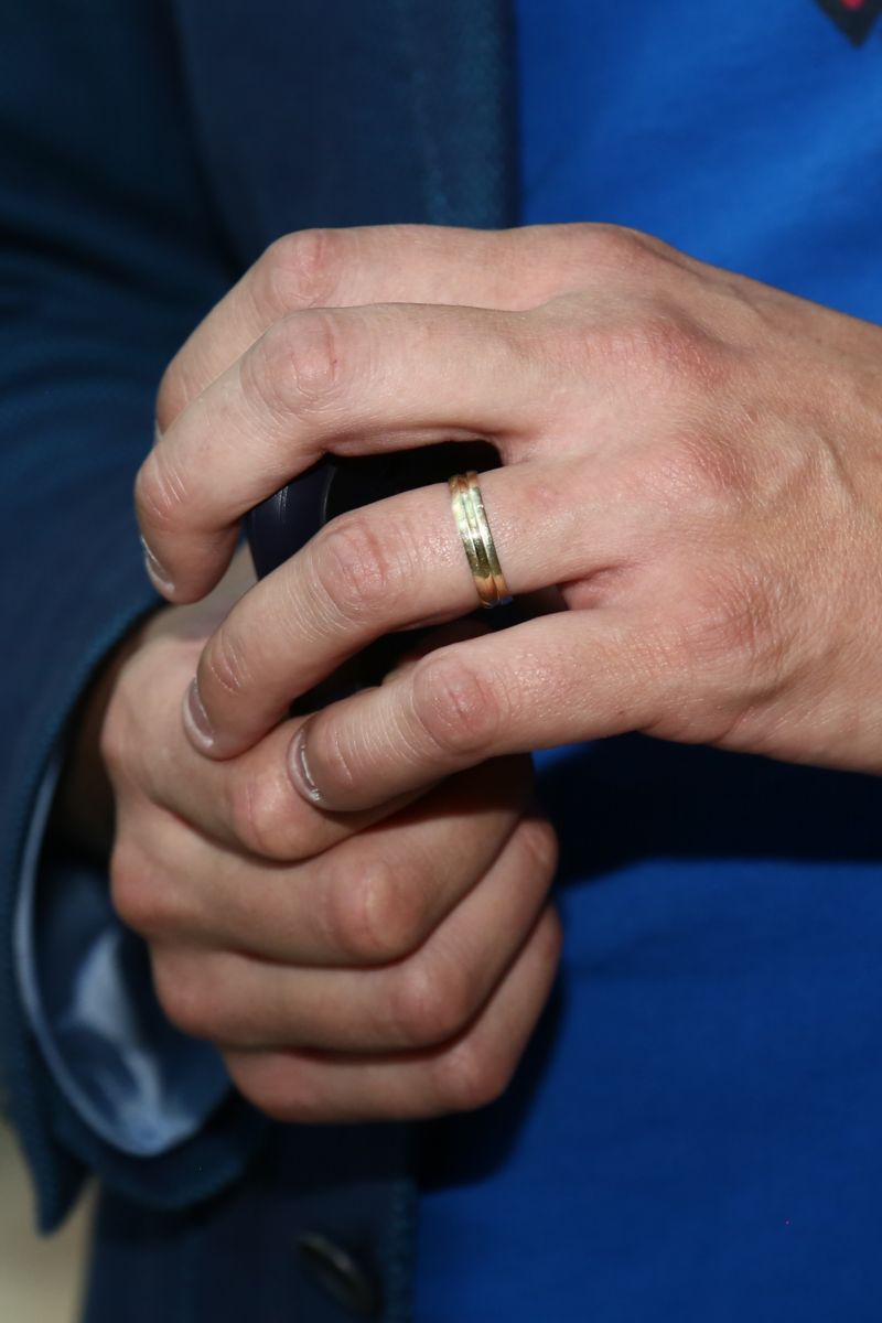 Ondřej se pochlubil snubním prstenem.