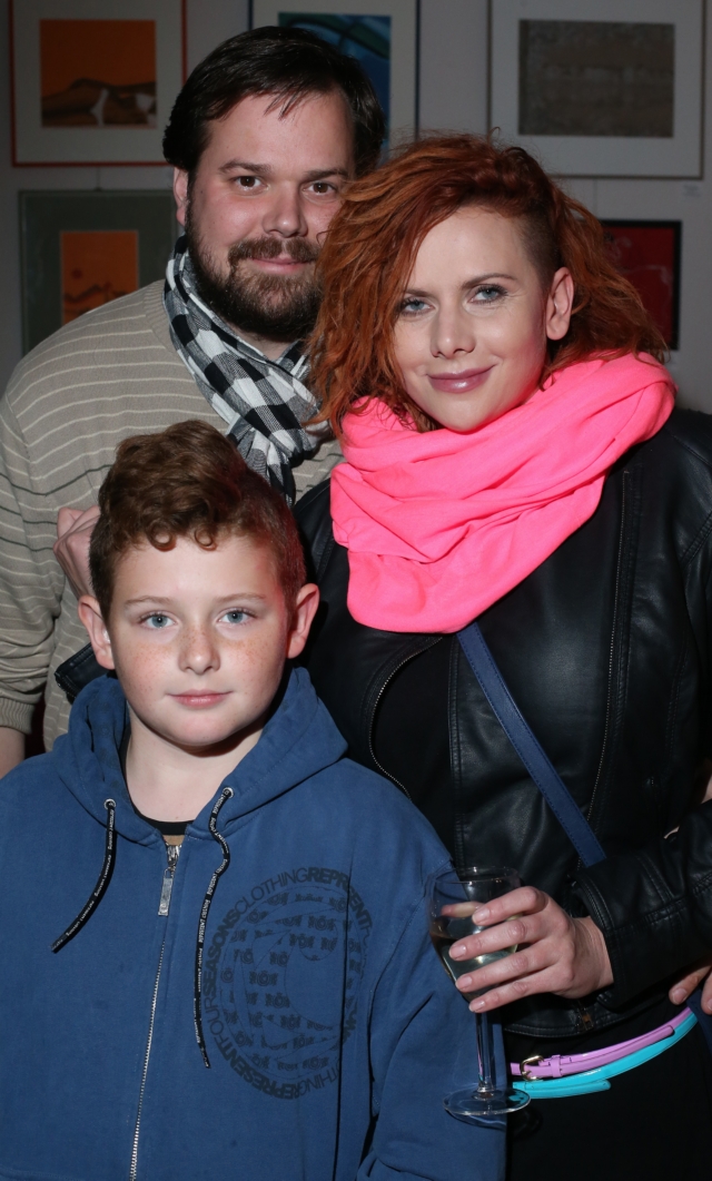 Na fotce je reportérka s prvorozeným synem a partnerem.