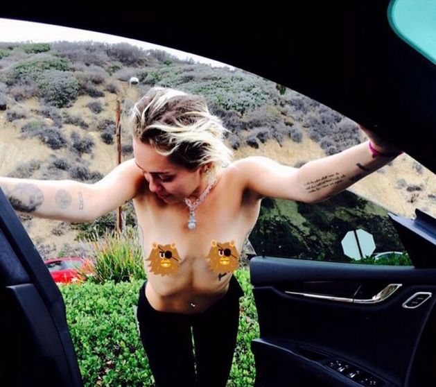 Miley ráda pózuje nahá. Někdy méně...