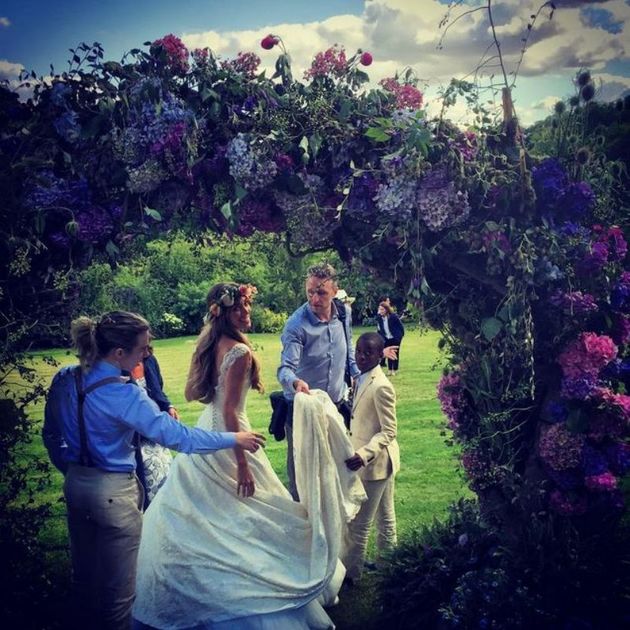 Svatba se konala v rozkvetlé zahradě.