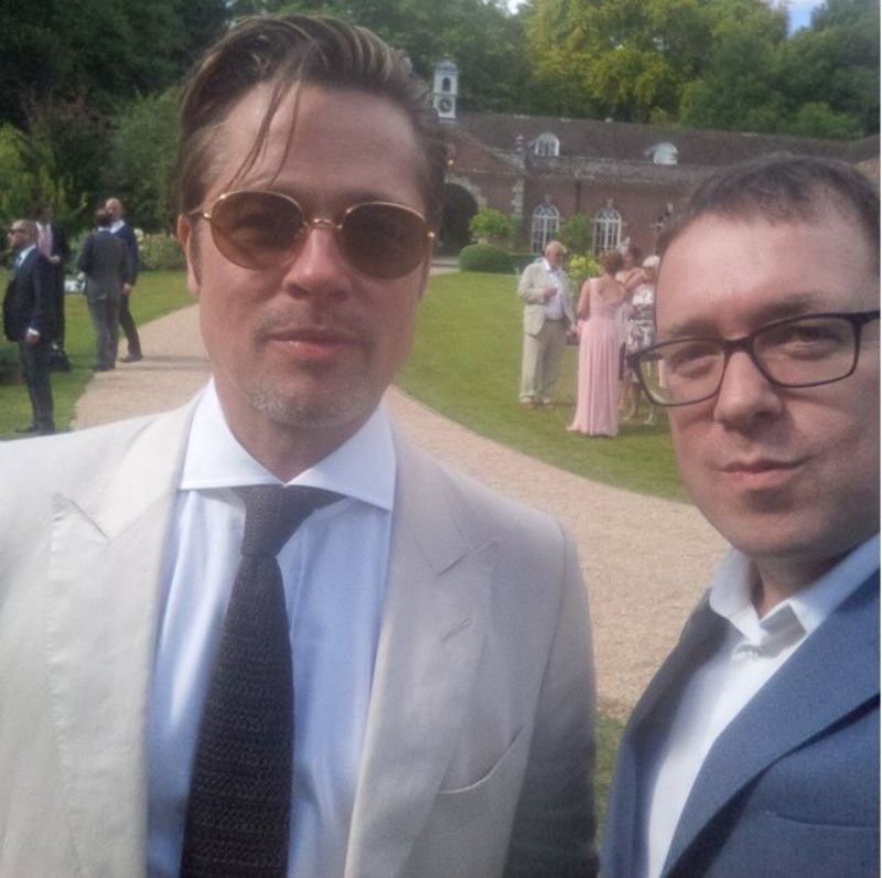 Svatbu kamaráda si nenechal ujít ani Brad Pitt.