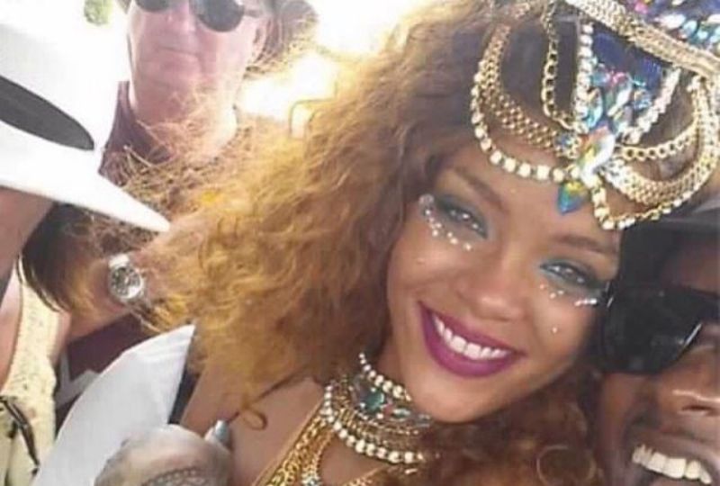 Rihanna se přestrojila za ostrovní krásku a vyrazila pařit.