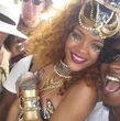 Rihanna se přestrojila za ostrovní krásku a vyrazila pařit.
