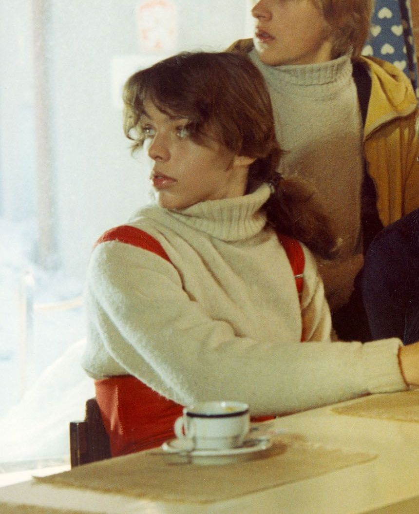A tady je na fotografii z roku 1983, kdy natáčela film Sněženky a machry.