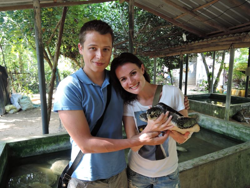 Moderátorka se svým partnerem a místní želvou.