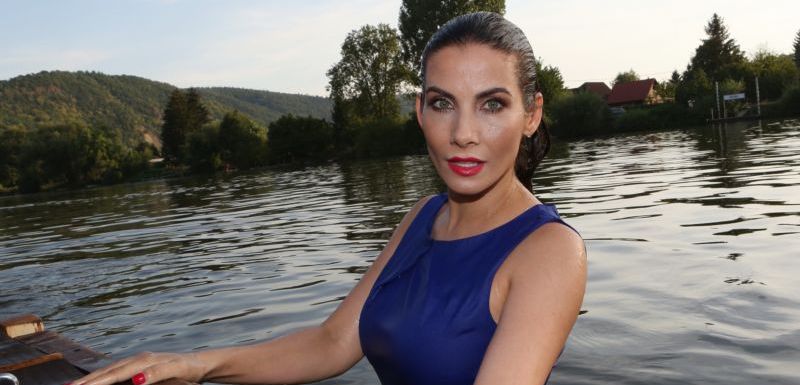 Eva Decastelo neváhala a skočila do vody. A make-up stále drží.