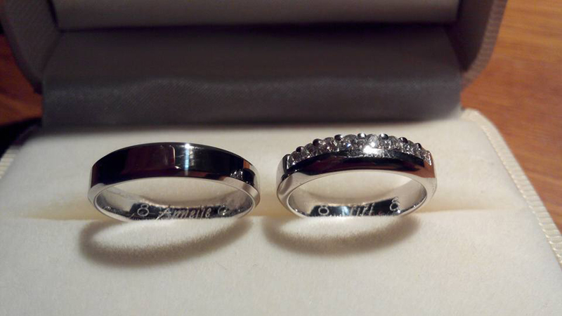 Tyto snubní prstýnky už mají novomanželé na rukou.