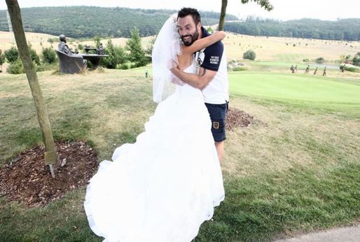 Vašek Noid Bárta se setkal se svojí fanynkou, která v golfovém resortu zrovna měla svatbu.