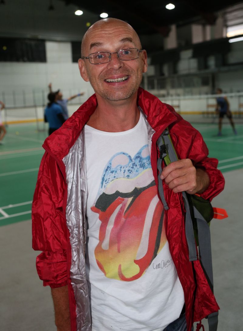 Tomáš Trapl dorazil do sportovní haly v gumácích, větrovce a s batůžkem.
