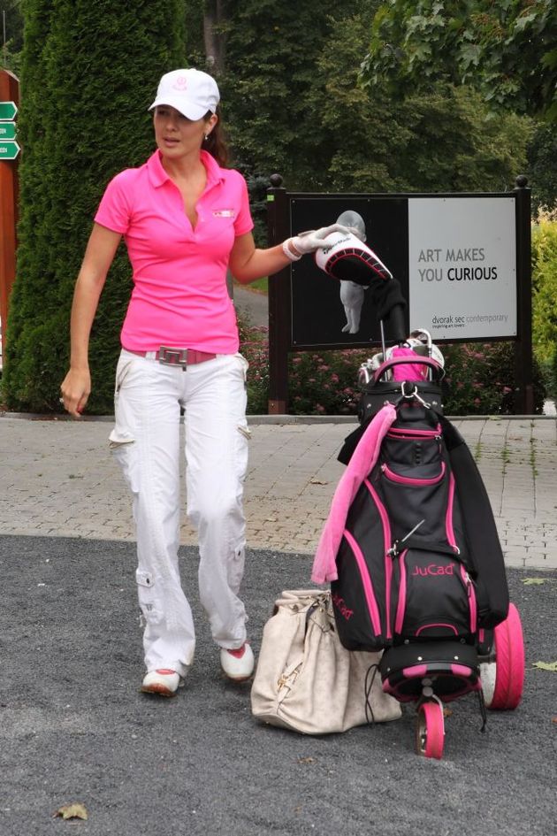 Růžové má nejen oblečení, ale i golfový bag.