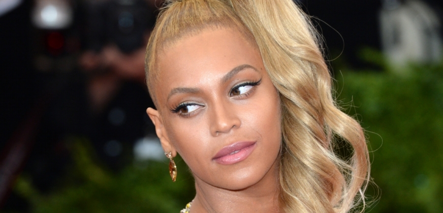 Beyoncé má ráda všelijaké módní výstřelky. Klidně chodí na červený koberec i v róbách, kde je téměř polonahá.